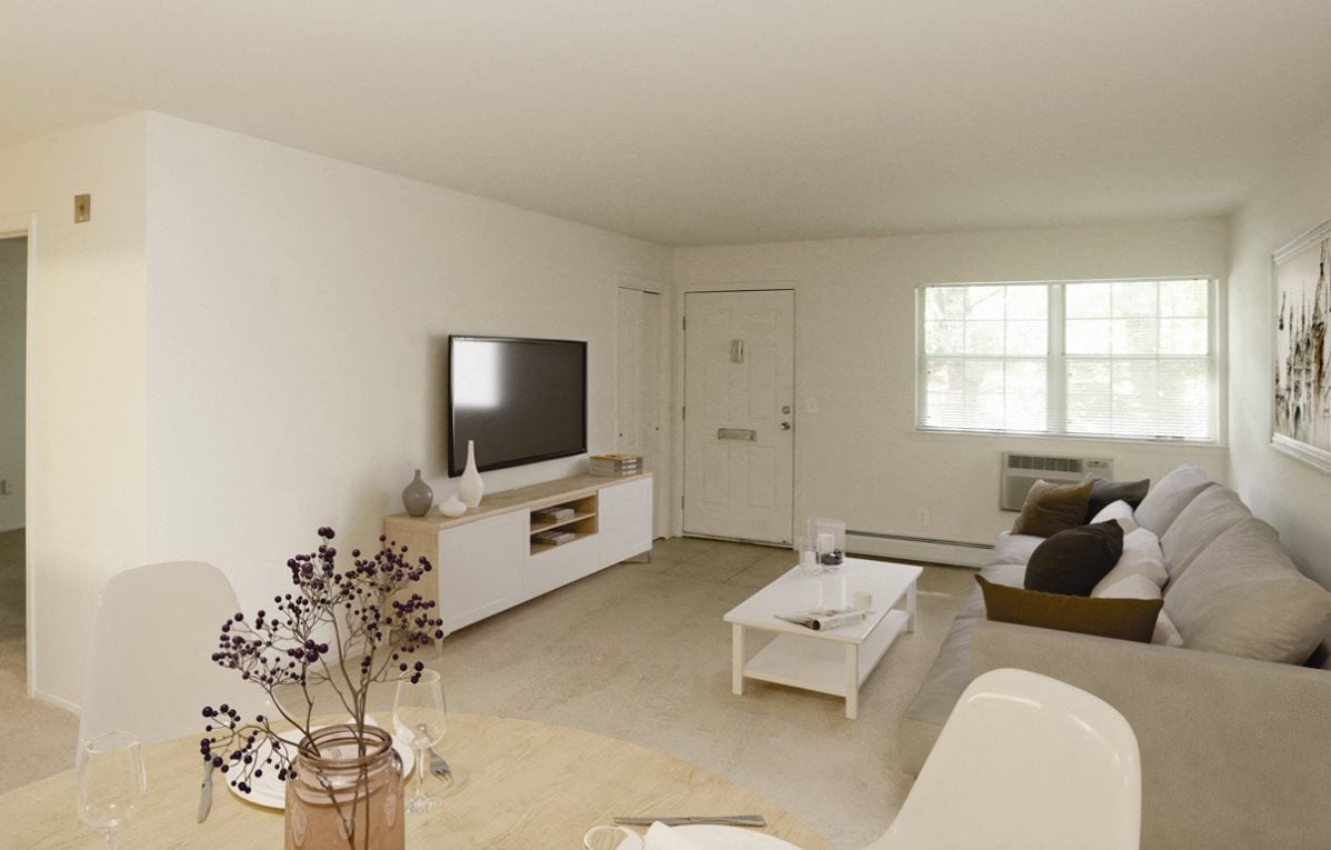 living room with tv at Villas at Pine Hills, Manorville